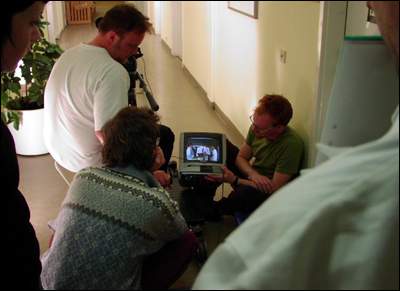 Medlemmar ur ett filmteam samlas runt en monitor