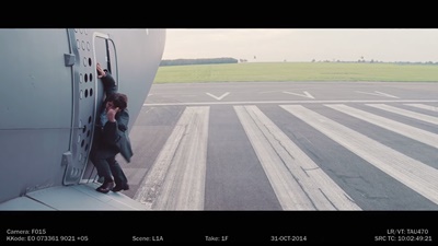 Tom Cruise hänger på ett flygplan när det lyfter - på riktigt